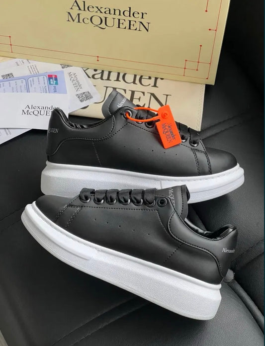 b.A McQueen negru alb