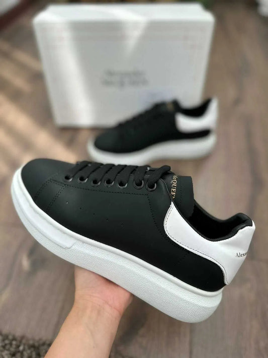 b.A McQueen negru alb