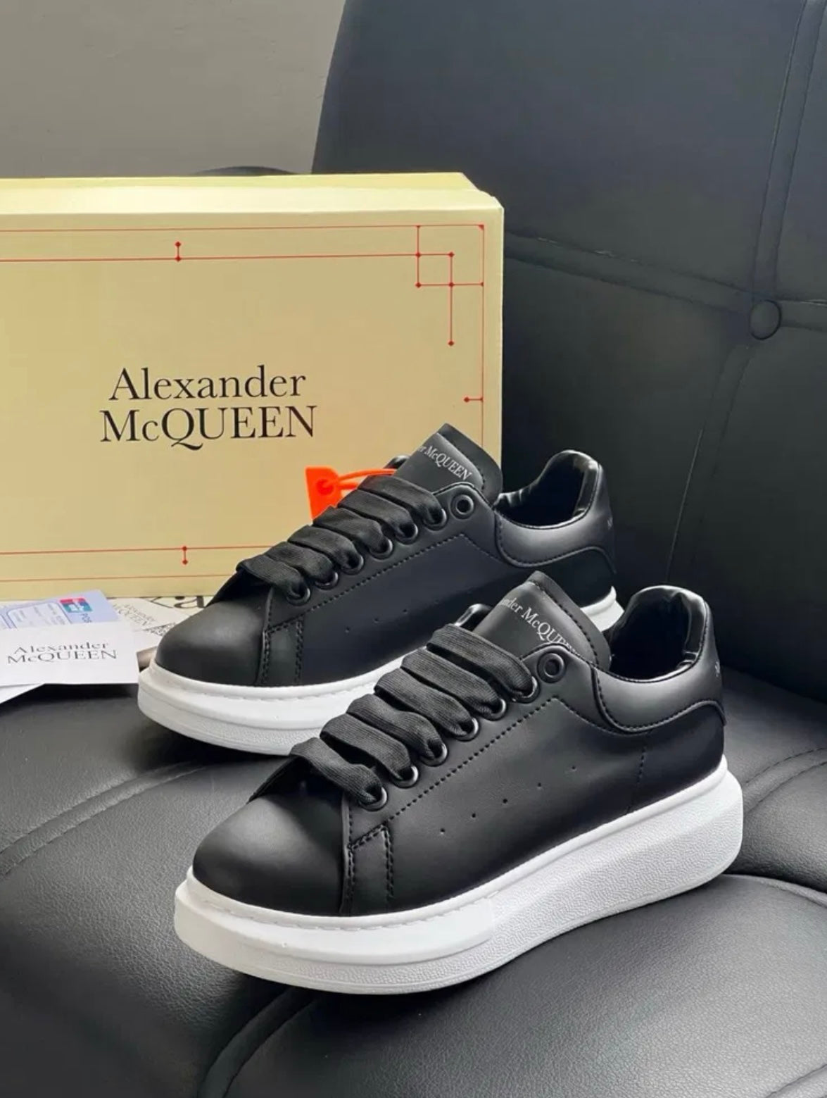 b.A McQueen negru alb
